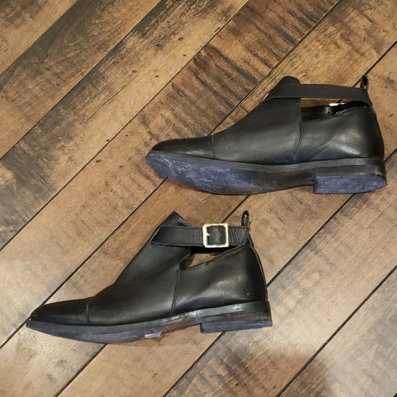 Topshop black flat booties. Size 7. - Picture 4 of 4